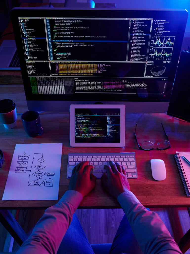 Profissional de tecnologia trabalhando em um computador
